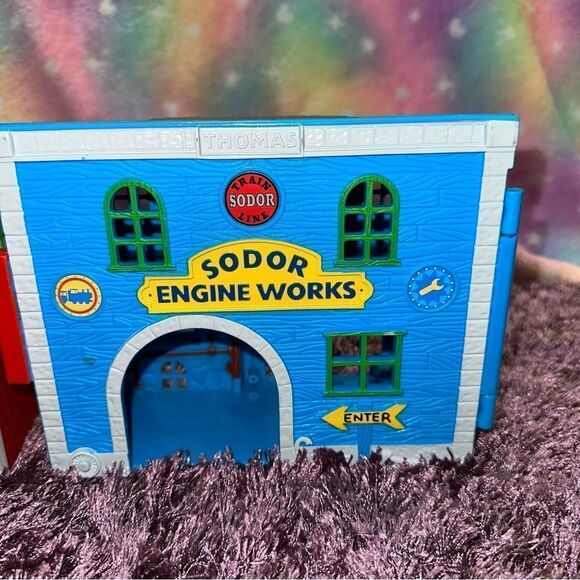 Thomas and friends SODOR ENGINE & RECUE STATION play set - Picture 9 of 10